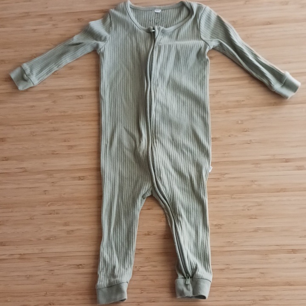 Mori brand, ribbed footless baby onesie. Lightly used.